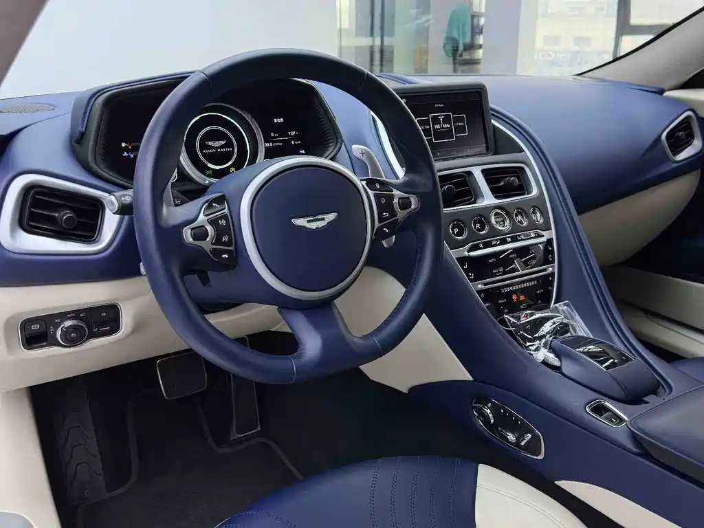 Aston Martin DB11 — миниатюра 12