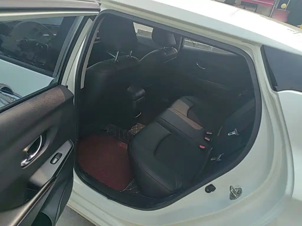 Nissan Bluebird — миниатюра 17