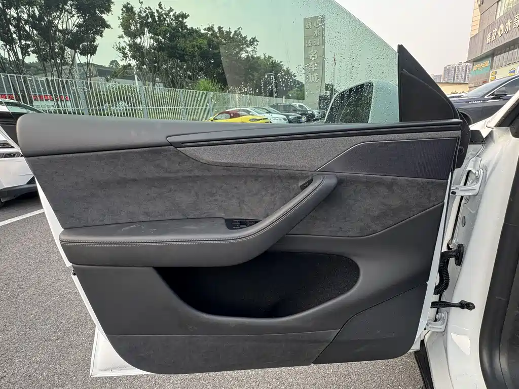 Tesla Model Y L — миниатюра 10