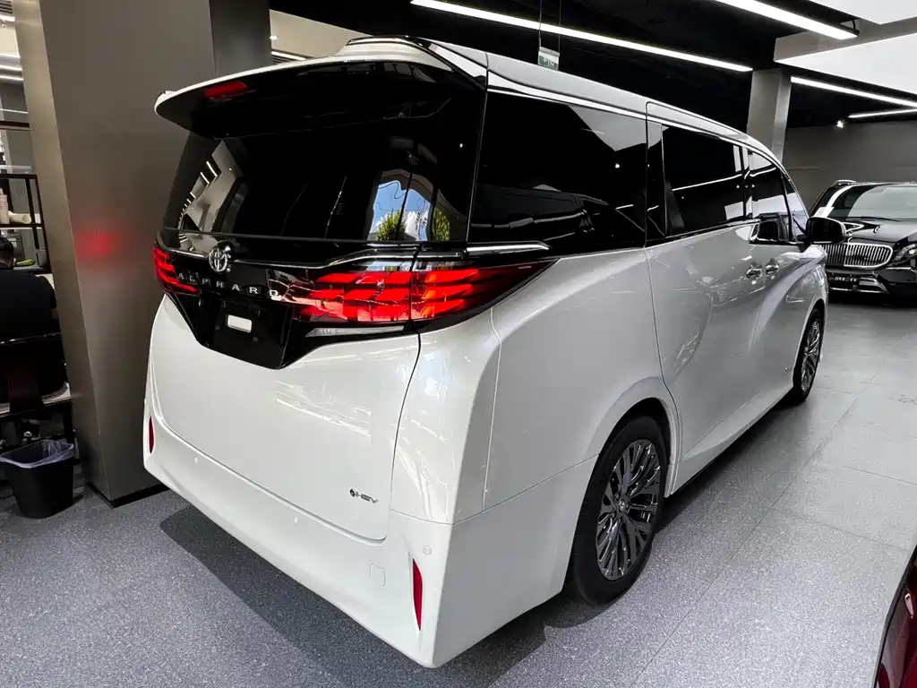 Toyota Alphard — миниатюра 12