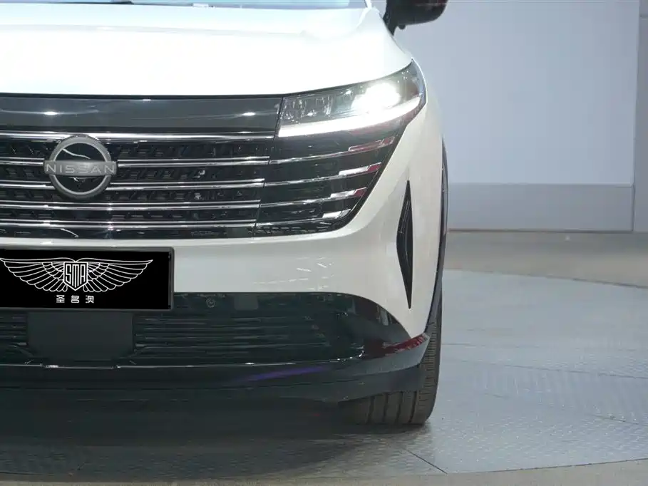 NISSAN EXPLORING THE LAND