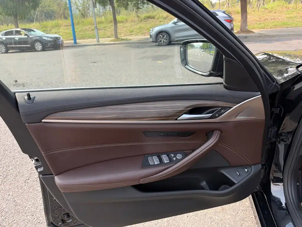 BMW 5 Series New Energy — миниатюра 12