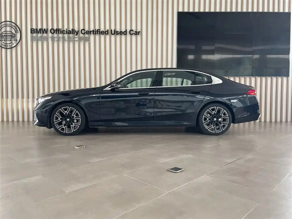 BMW 5 Series — миниатюра 13
