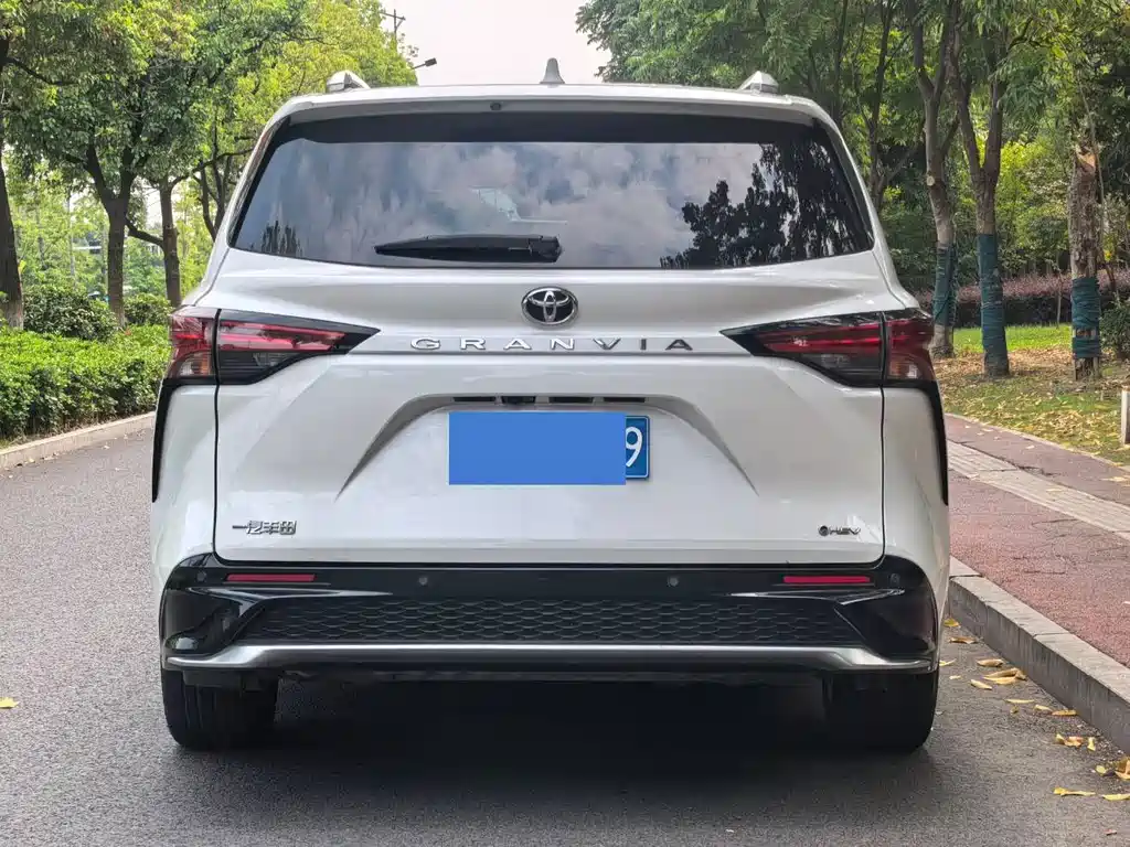 Toyota Granvia — миниатюра 6