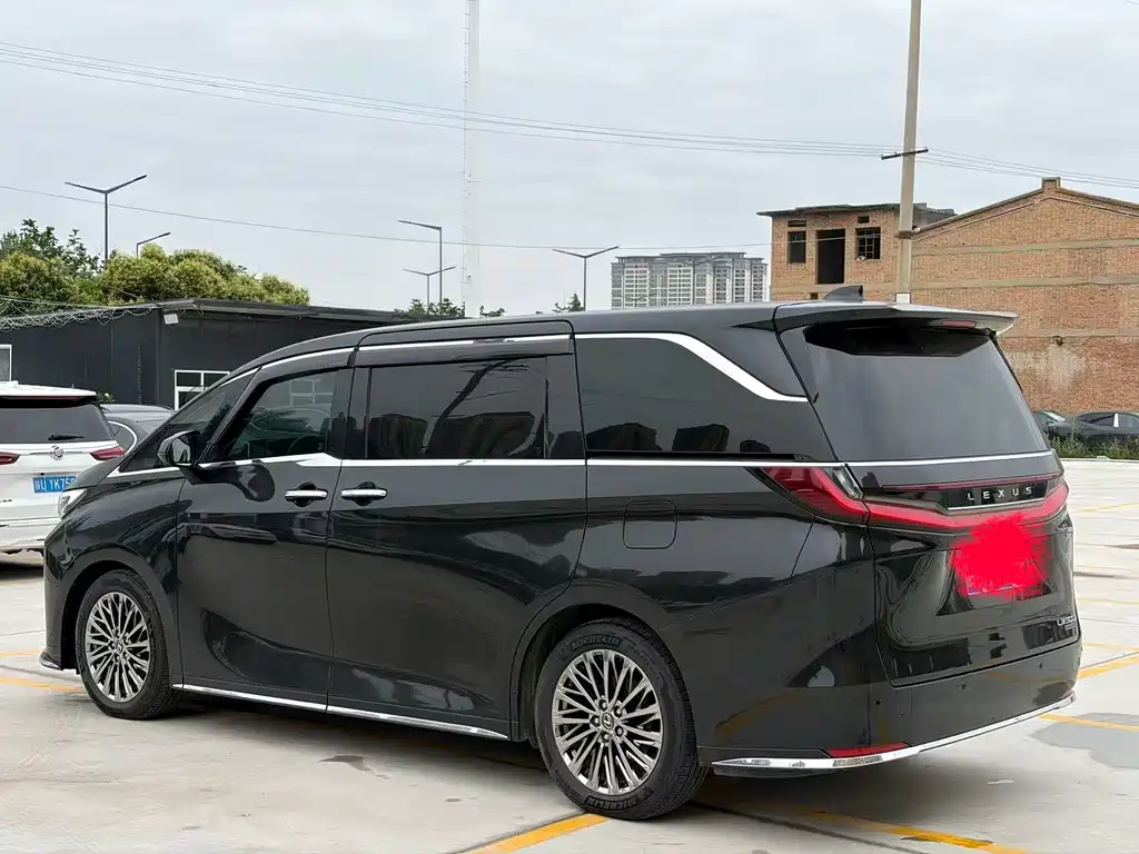 Lexus LM 500h 6-seat Distinguished Edition, фото 24
