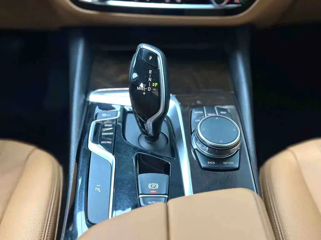 BMW 5 Series — миниатюра 6