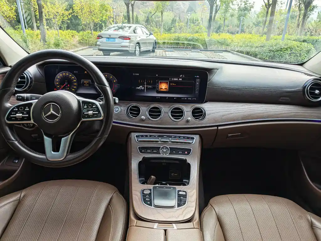 Mercedes-Benz E-Class — миниатюра 9