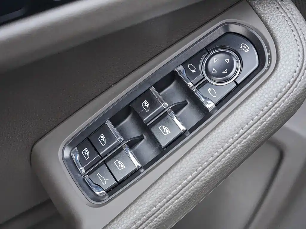 Porsche Macan — миниатюра 13