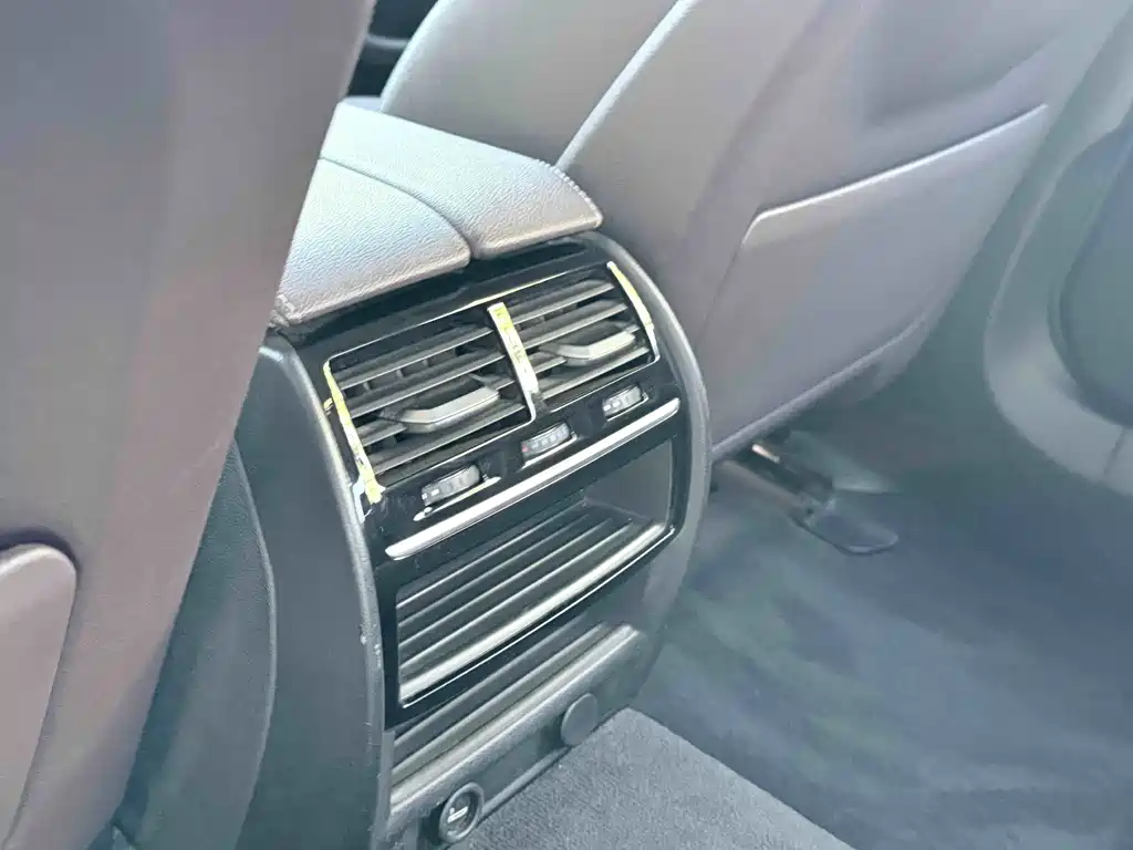 BMW 5 Series — миниатюра 12