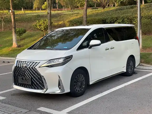 Lexus LM 2020 300h — фото 1