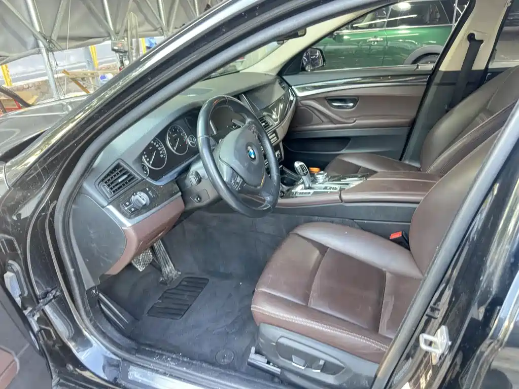 BMW 5 Series — миниатюра 6