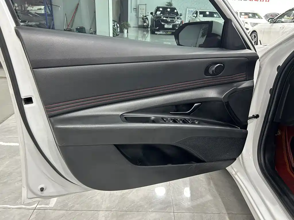 Hyundai Elantra — миниатюра 10