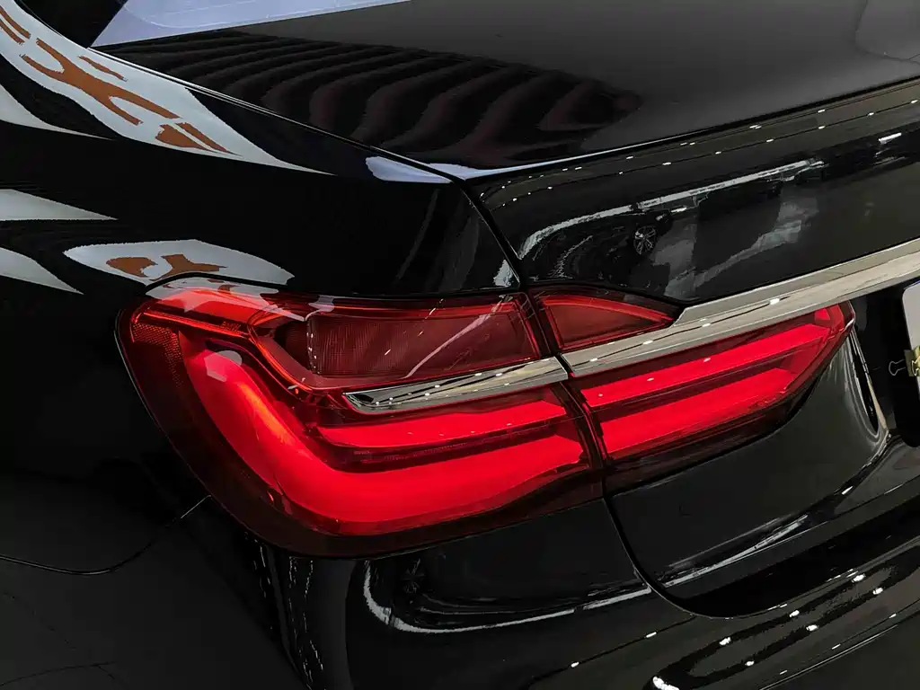 BMW 7 Series — миниатюра 9