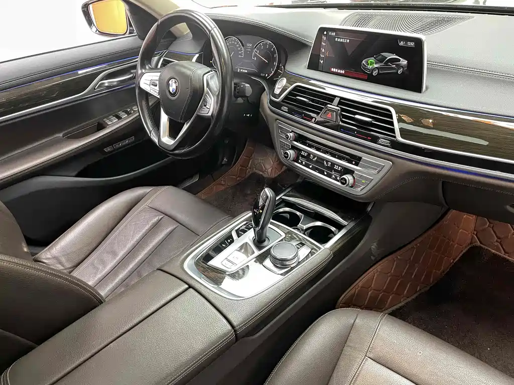 BMW 7 Series — миниатюра 12