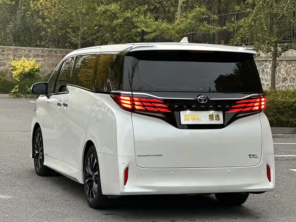 Toyota Alphard — миниатюра 3
