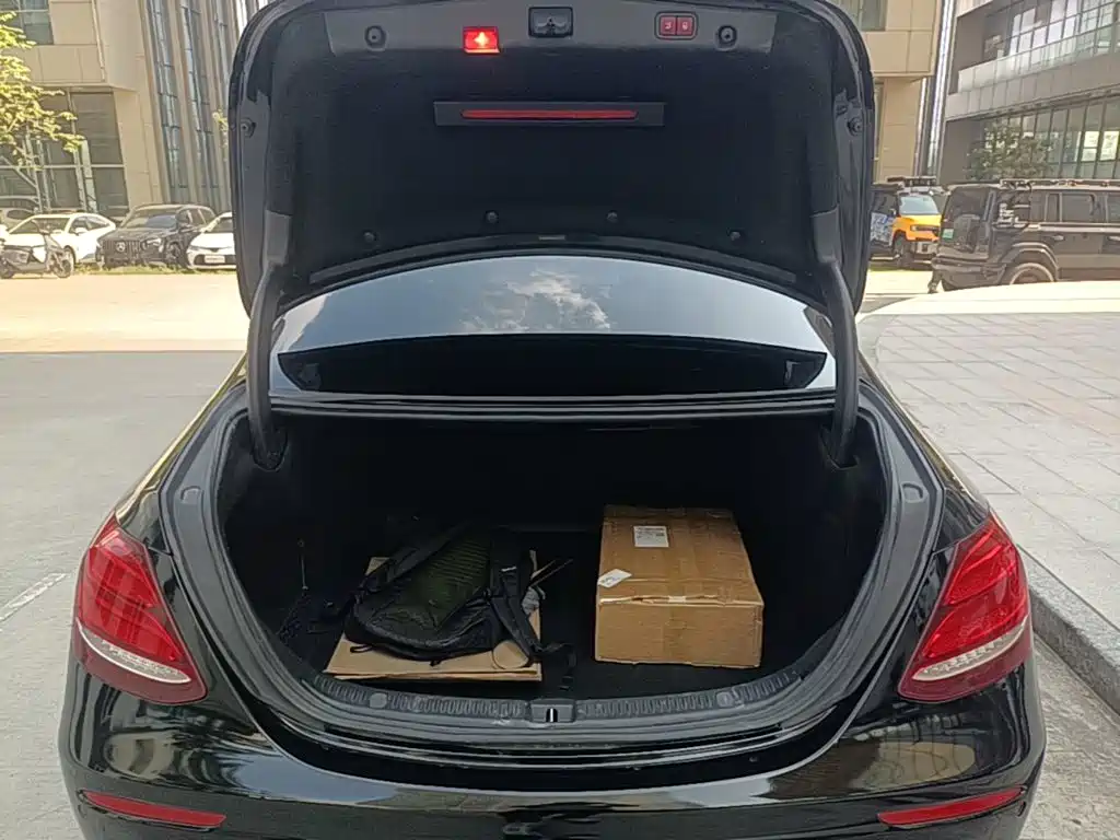 Mercedes-Benz E-Class — миниатюра 19