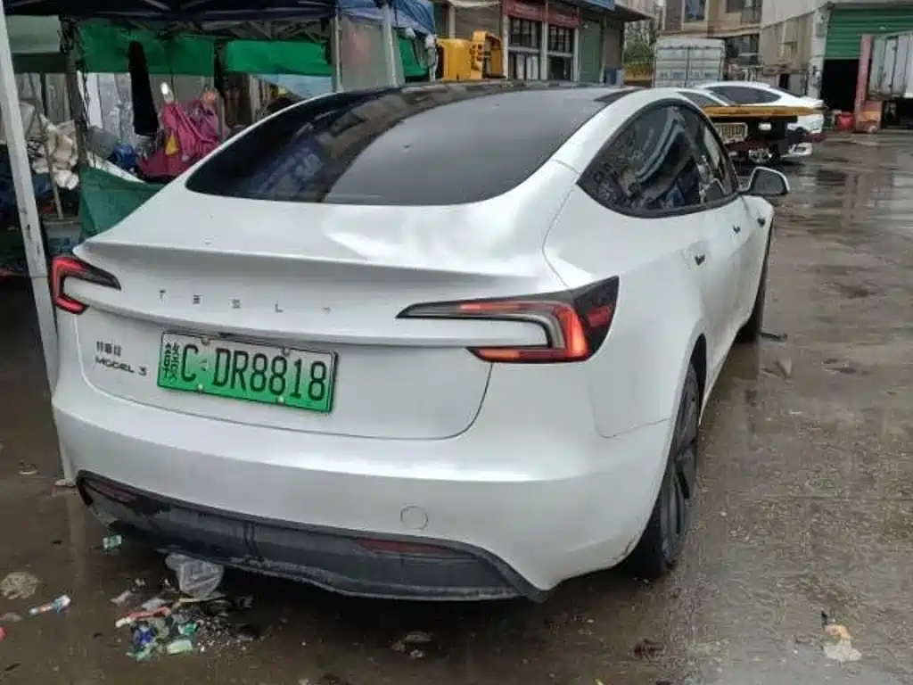 Tesla Model 3 — миниатюра 5