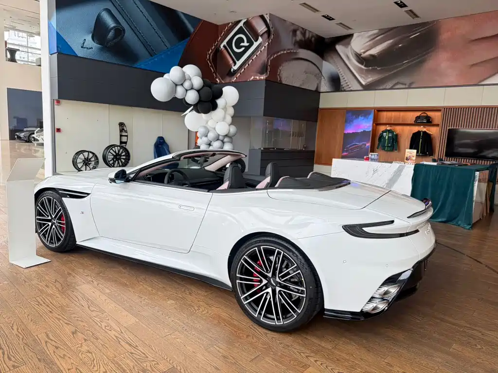 Aston Martin DB12 — миниатюра 11