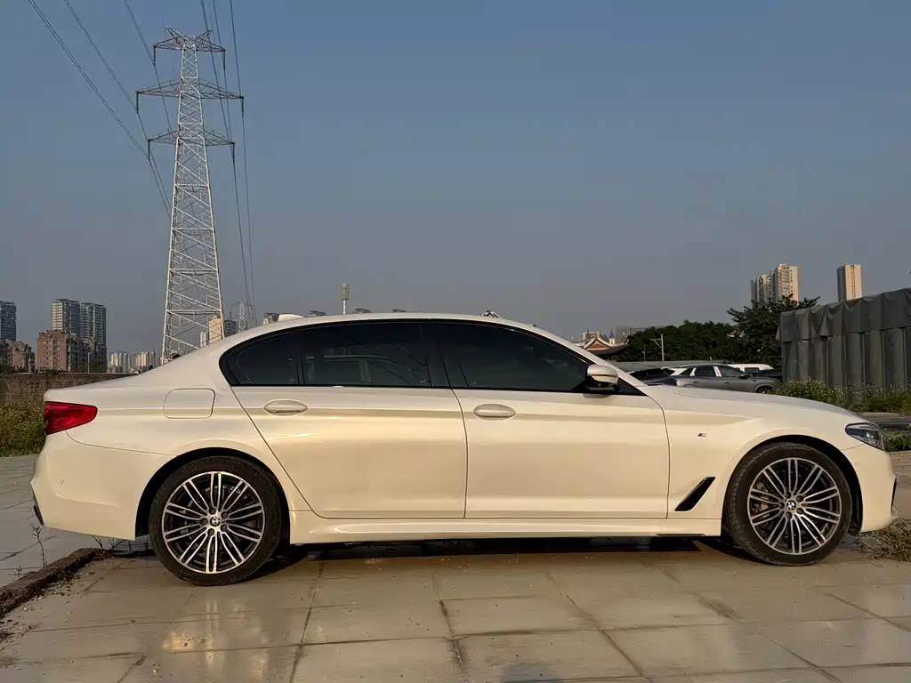BMW 5 Series — миниатюра 11