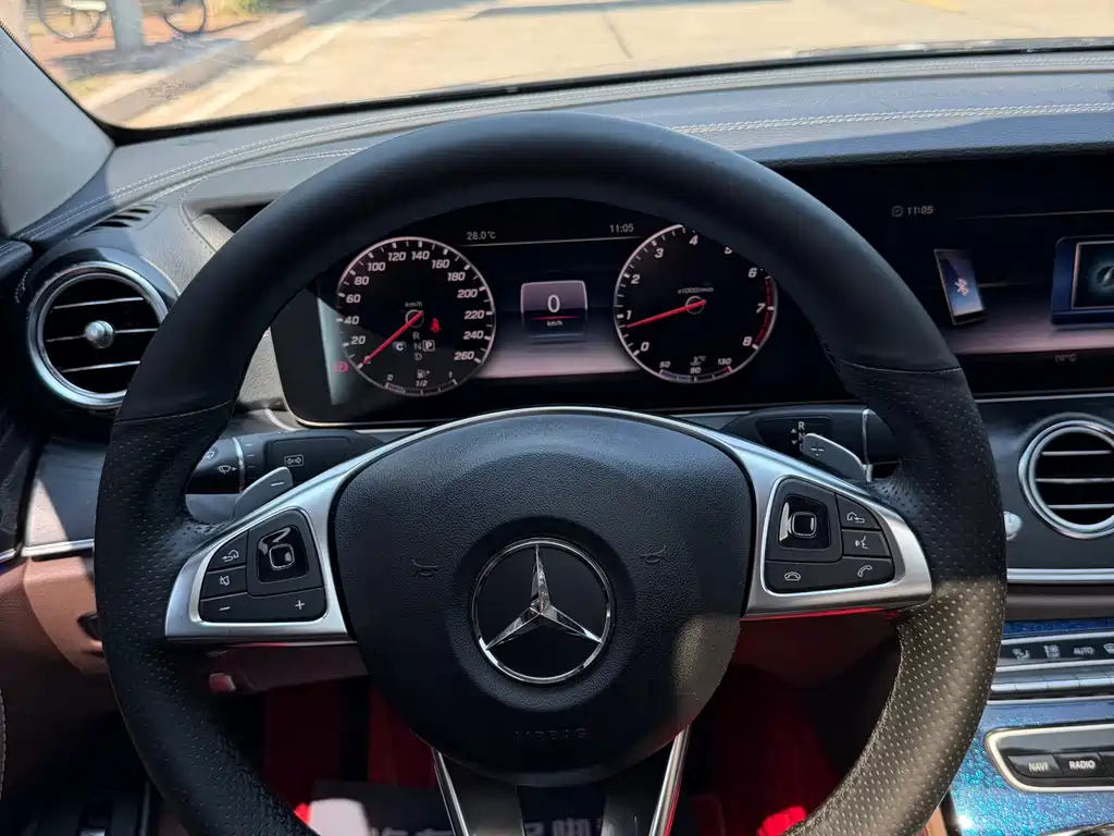 Mercedes-Benz E-Class — миниатюра 11