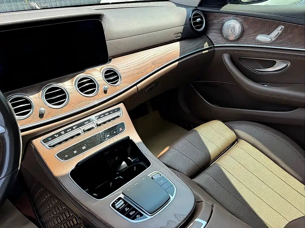 Mercedes-Benz E-Class — миниатюра 10