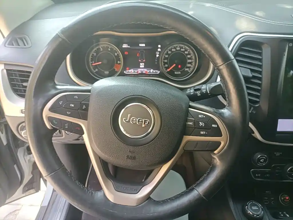 Jeep Cherokee (Import) — миниатюра 11