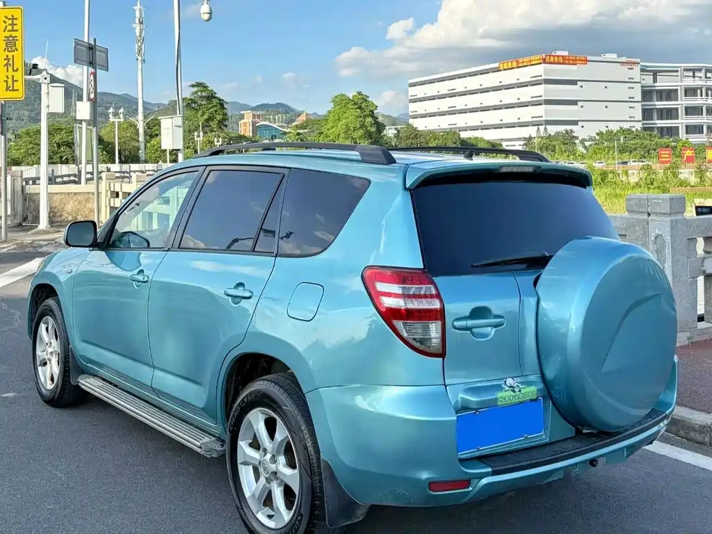 Toyota RAV4 — миниатюра 6