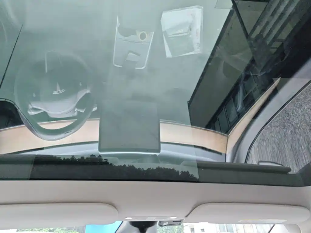 Tesla Model Y — миниатюра 18