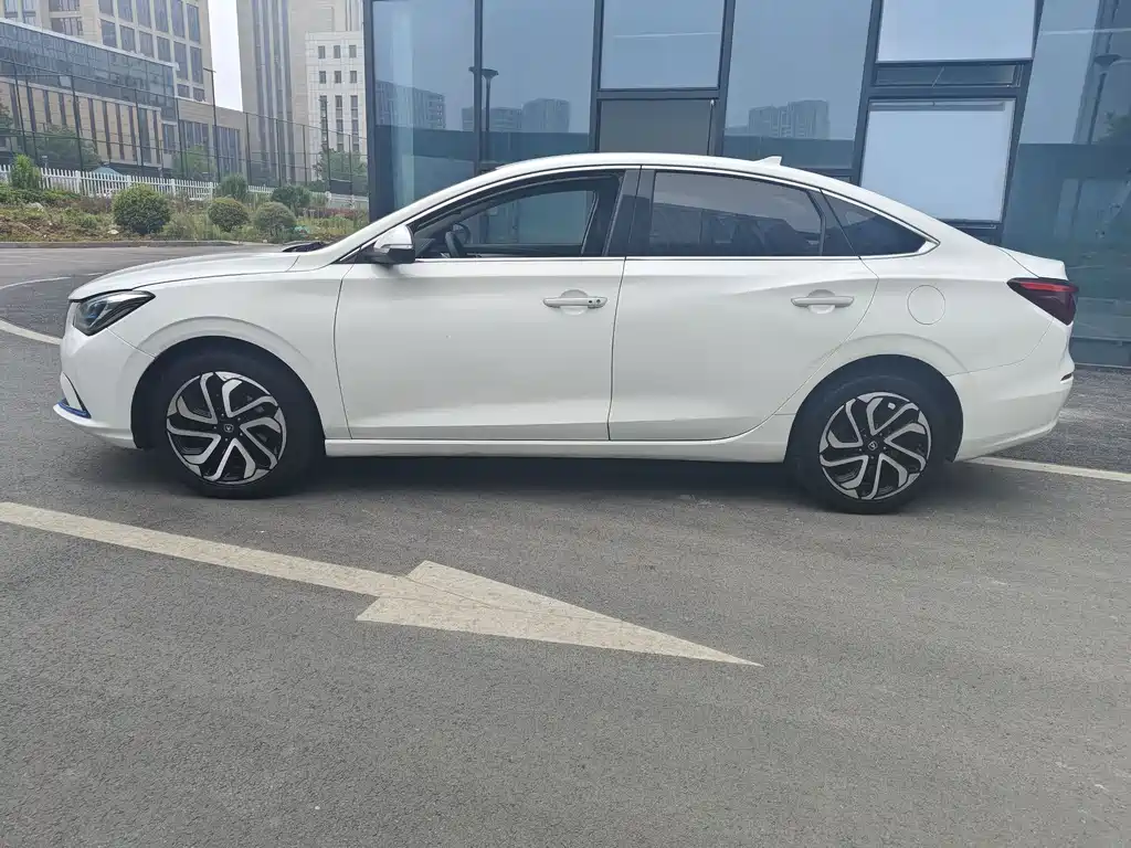 Changan Eado New Energy — миниатюра 2