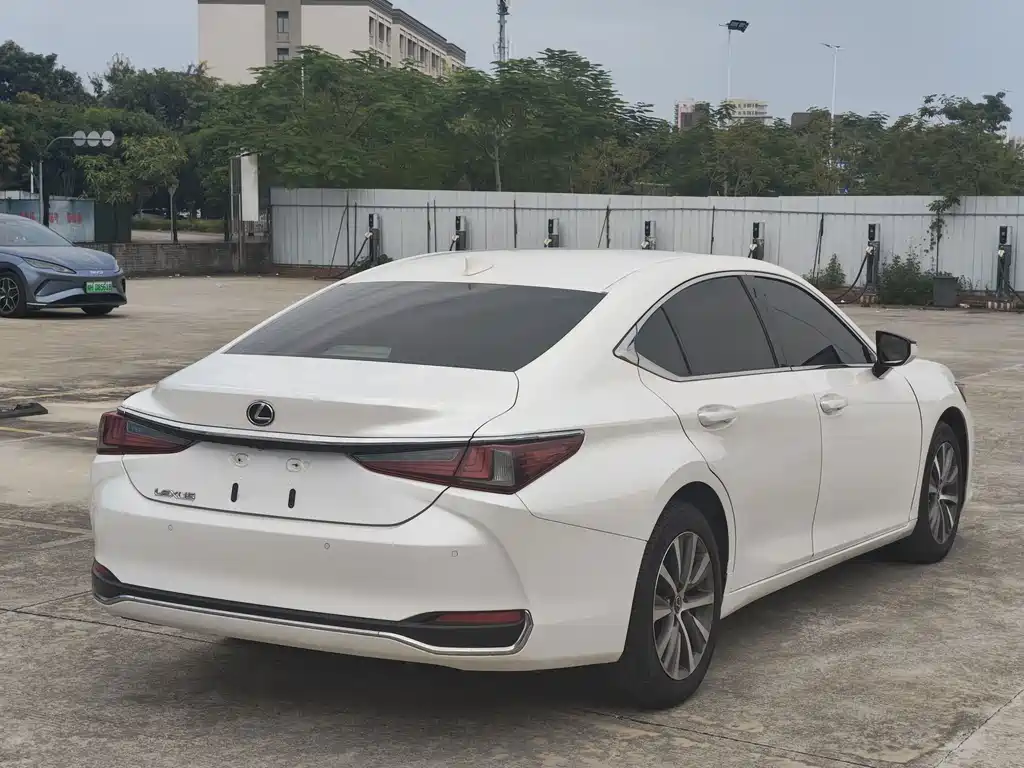 Lexus ES — миниатюра 7