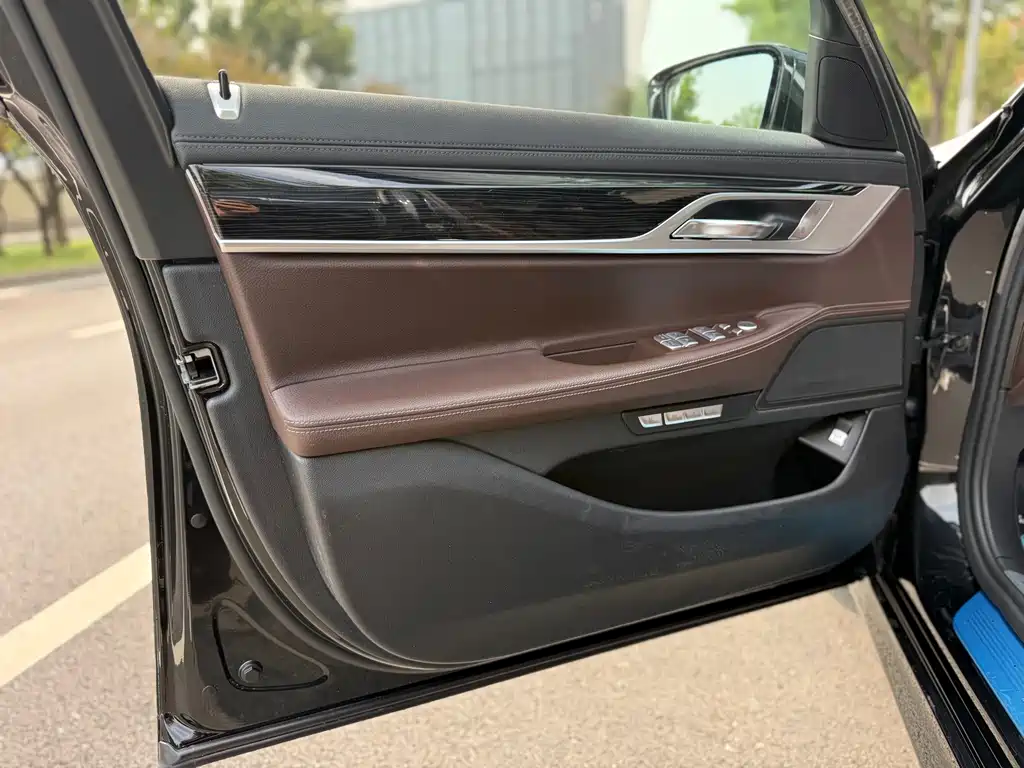 BMW 7 Series — миниатюра 14
