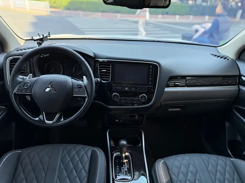 MITSUBISHI OUTLANDER