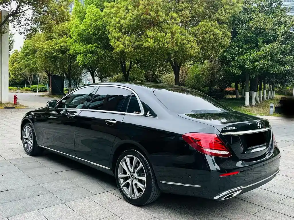 Mercedes-Benz E-Class — миниатюра 5