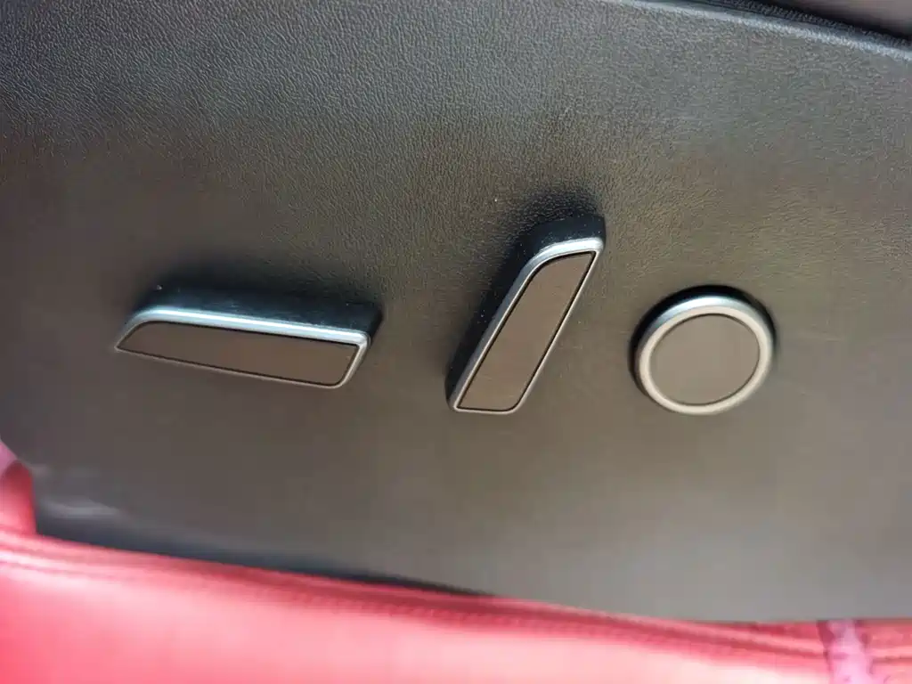 Tesla Model Y — миниатюра 13