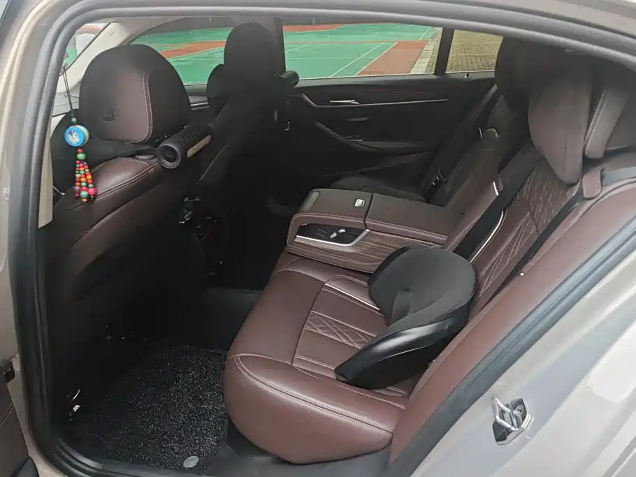 BMW 5 Series — миниатюра 10