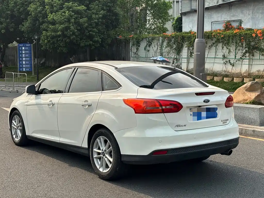 Ford Focus 2015 EcoBoost 180 AT Elite