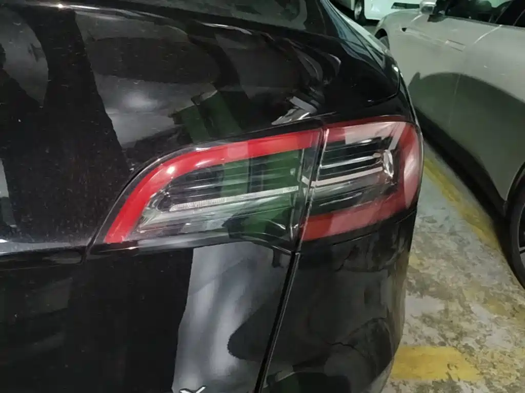 Tesla Model Y — миниатюра 8