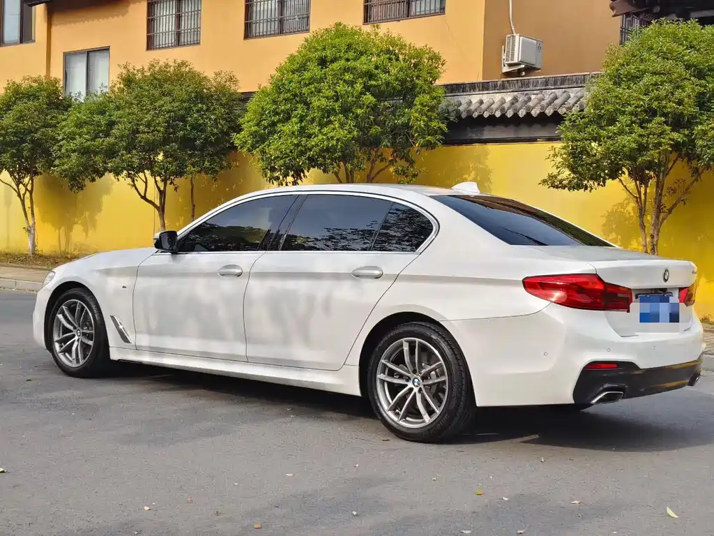 BMW 5 Series — миниатюра 7