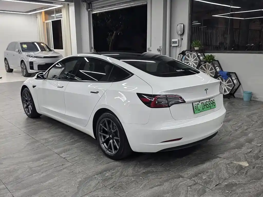 Tesla Model 3 — миниатюра 4
