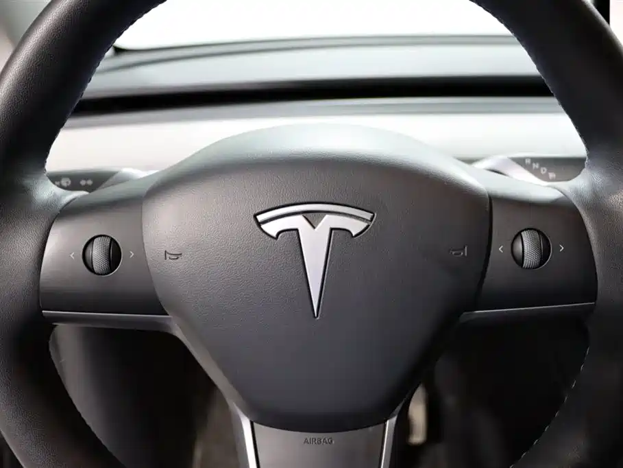 Tesla Model Y — миниатюра 11