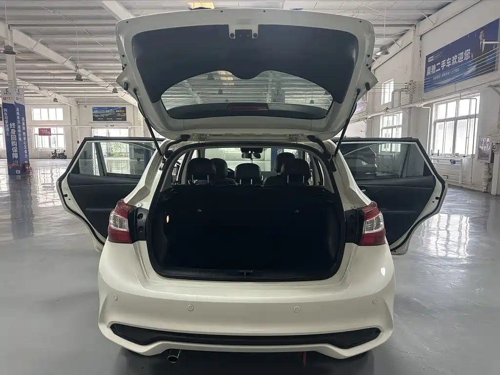 Nissan Tiida — миниатюра 16