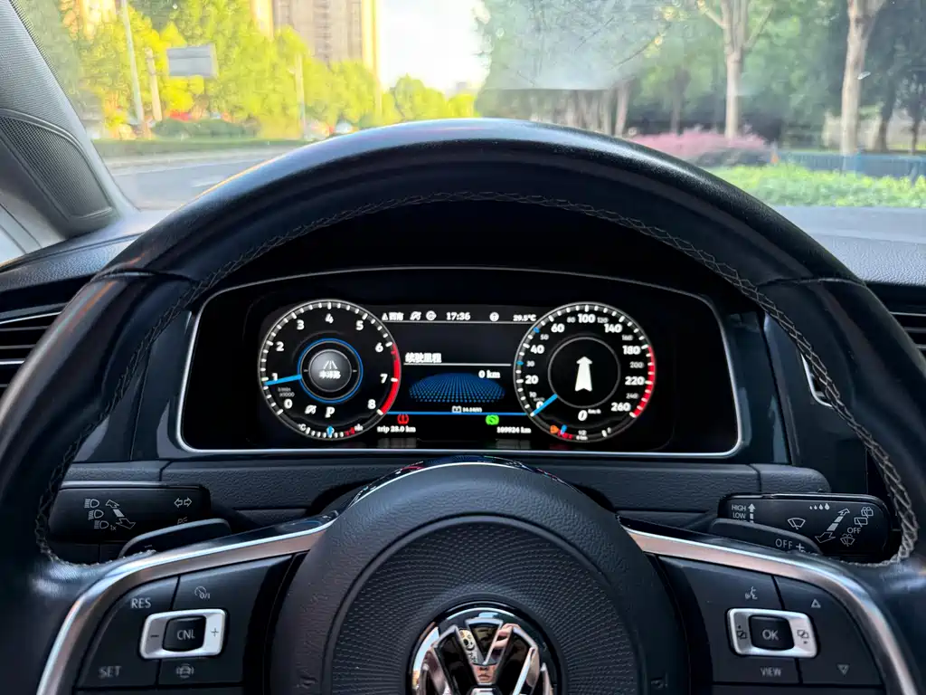 VOLKSWAGEN GOLF