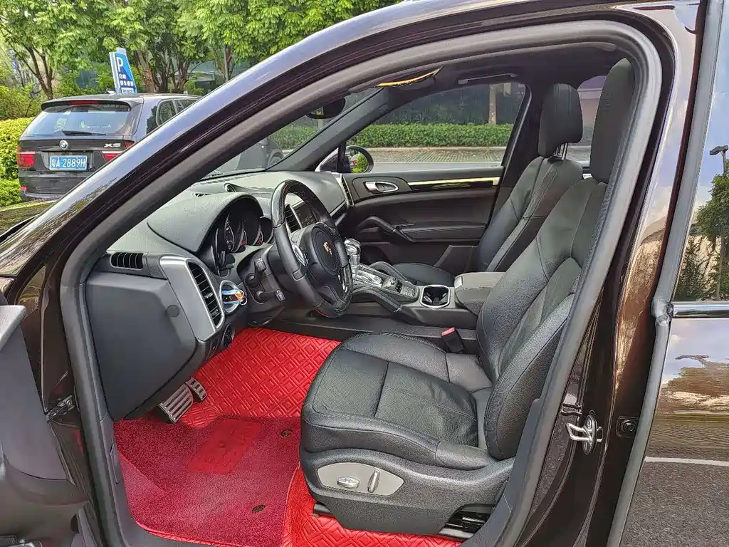 Porsche Cayenne — миниатюра 7