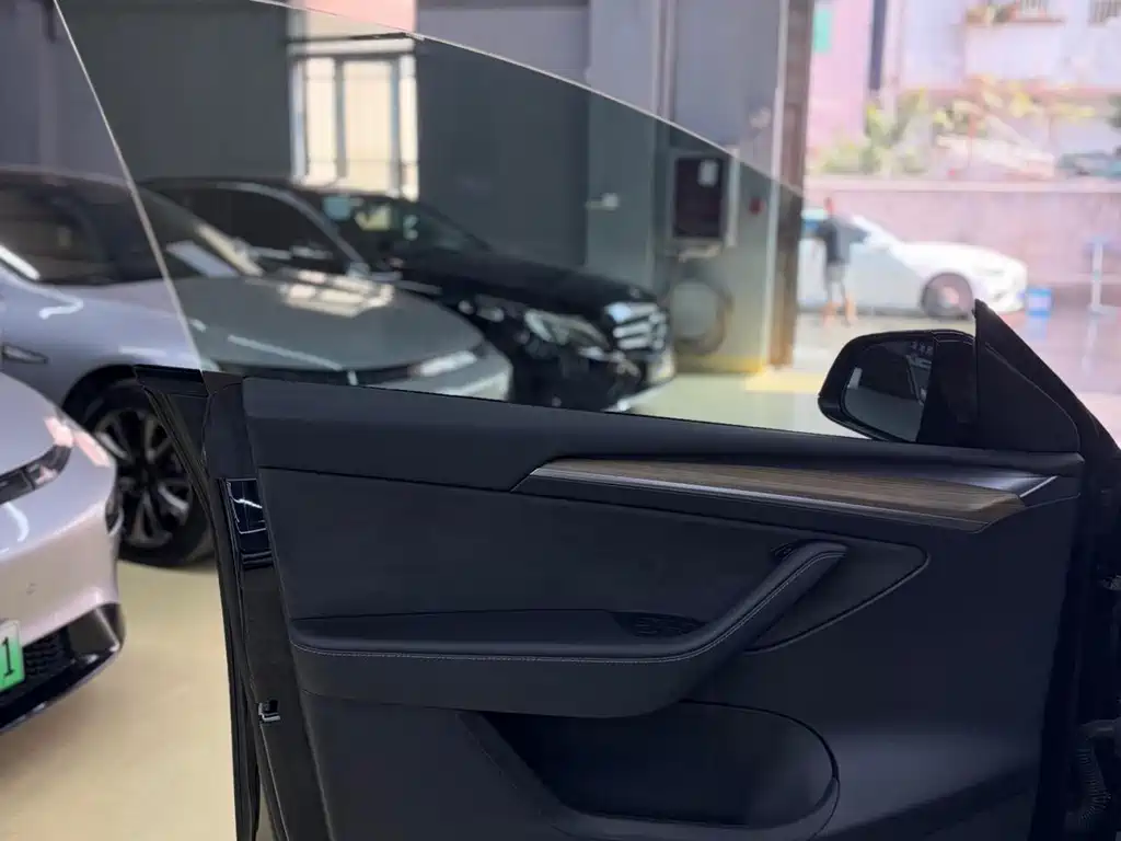 Tesla Model Y — миниатюра 11