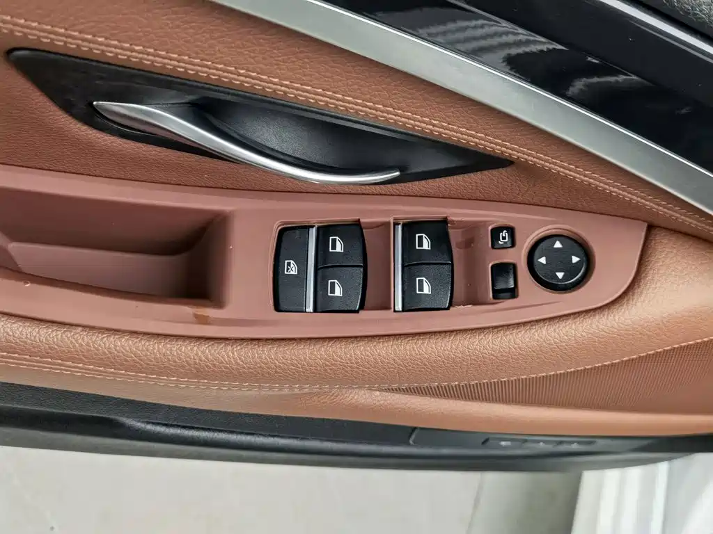 BMW 5 Series — миниатюра 9