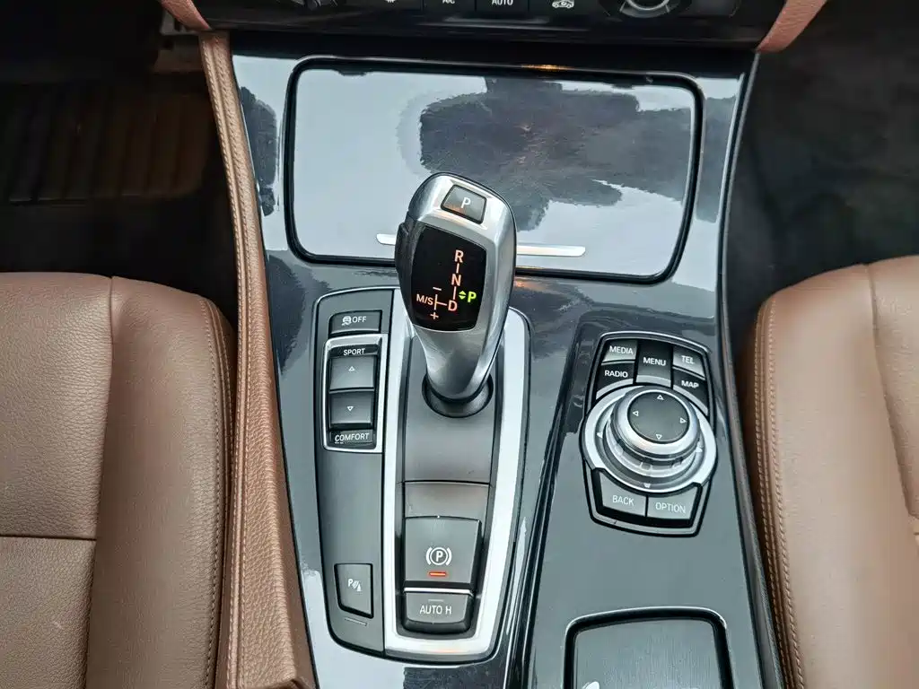 BMW 5 Series — миниатюра 13