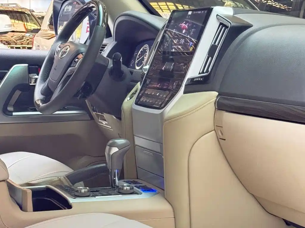 Toyota Land Cruiser 2012 4.6L AT VX