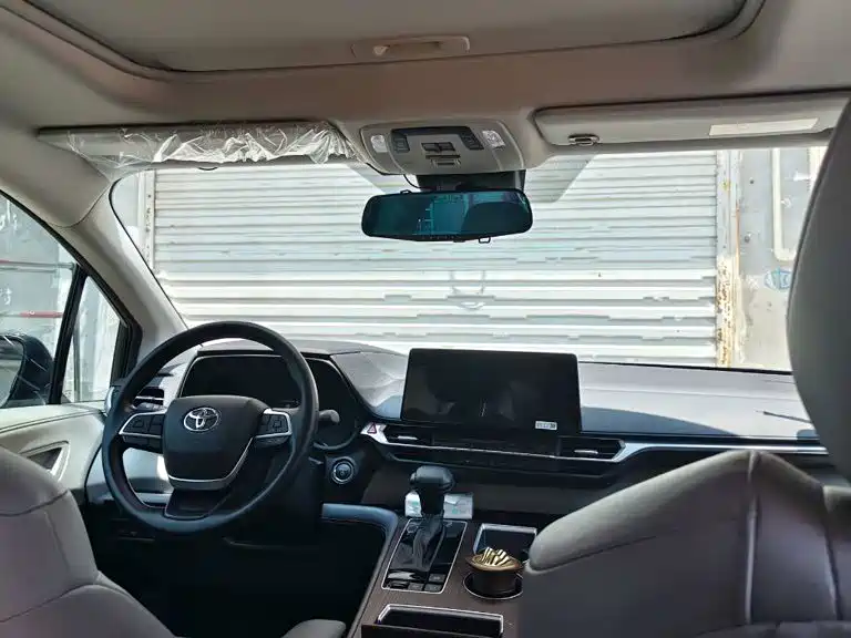 Toyota Granvia — миниатюра 8