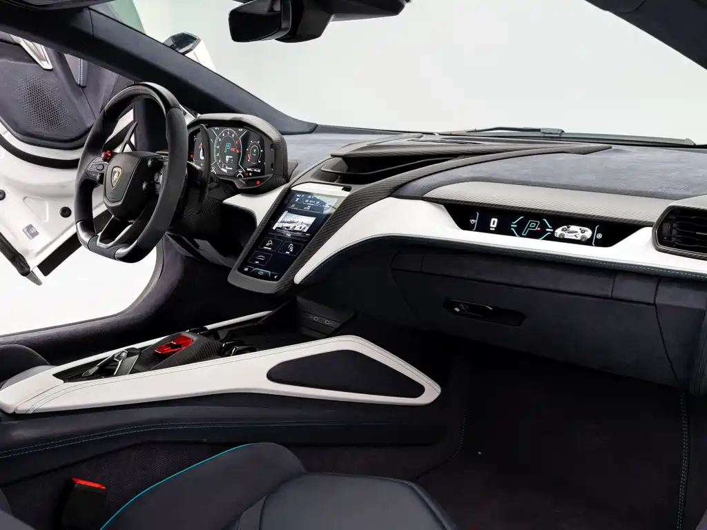 LAMBORGHINI REVUELTO