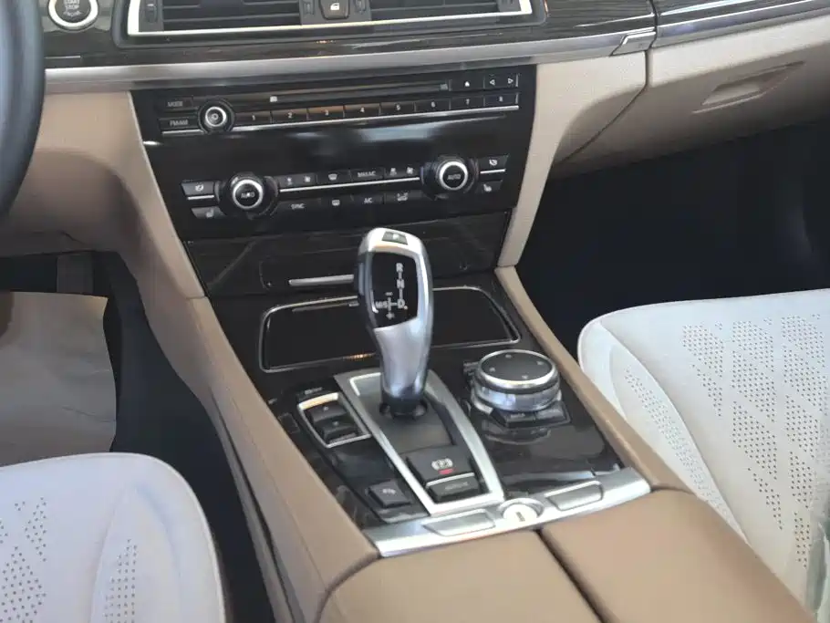BMW 7 Series — миниатюра 16